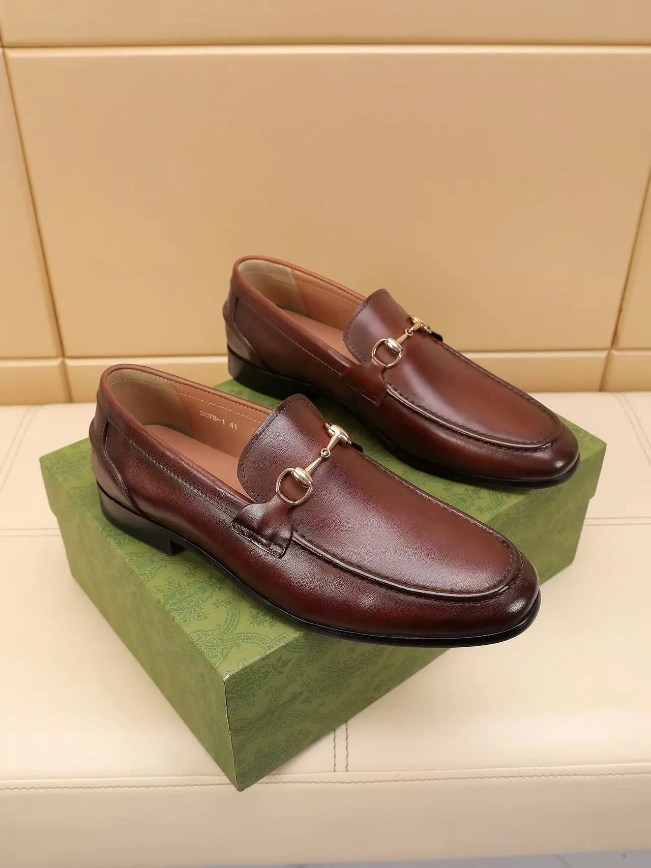 Men's men's shoes 💰440 🆘【GUCCI】Gucci ·🐂里· Hot-selling beanie shoes, top brand luxury, top quality, latest fashion beanie shoes.. The upper is made of original high mercerized smooth cow suede. (Full top-layer water-dyed 🐂 leather and lining). The original stylish and stylish soft rubber wear-resistant and non-slip outsole is light and comfortable on the foot, available in 2 colors! Matching code: 39-45 (38.46. Customized)